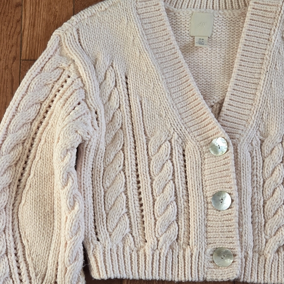 Pink cable knit Cardigan 🎀 - Picture 2 of 9